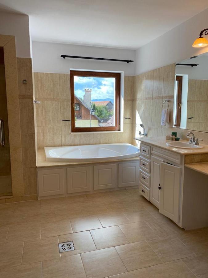Apartaments Rîşnov Exteriör bild