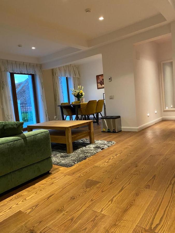 Apartaments Rîşnov Exteriör bild